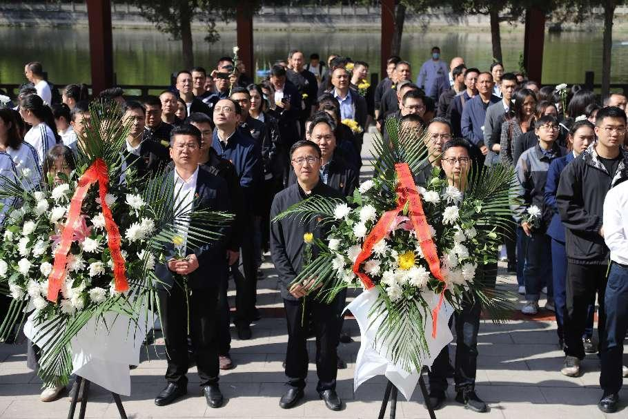 公服集團(tuán)清源水務(wù)公司組織開(kāi)展“緬懷革命先烈，祭奠不朽英魂”清明祭掃主題活動(dòng)